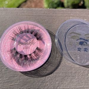 Hi I'm selling new eyelashes for $3